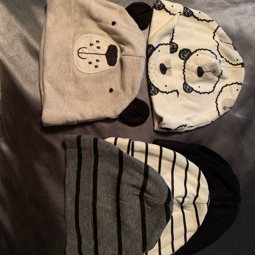 NWOT Gerber caps and socks 0-6 months
